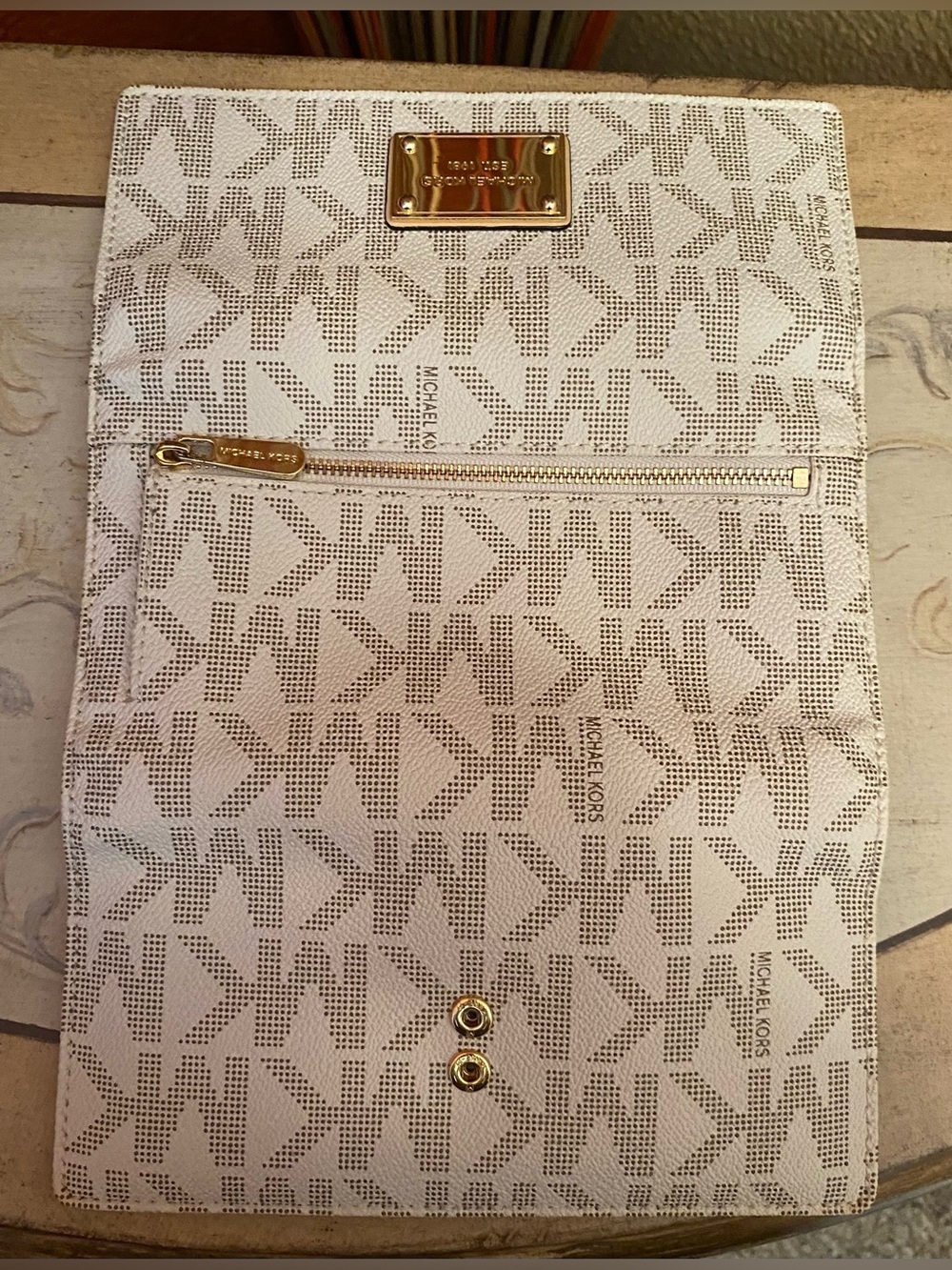Michael Kors -EUC - Jet Set Signature Checkbook Wallet - EXCELLENT CONDITION!! - Picture 4 of 10